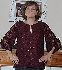 Bluse aus Spitzenstoff mit Pailletten und Trompetenärmeln. Schnitt von Burda, glaube ich. Stoffe ev. von Stoffe-Zanderino? Trägt sich sehr angenehm.