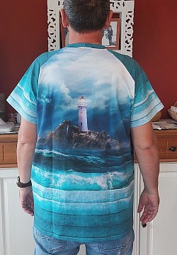 ...mit Leuchtturm und Meer. Die Kollektion sommerlicher Herrenshirts ist nun fertig.